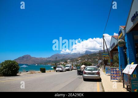 CRÈTE, GRÈCE : rue principale du village de Plakias sur la côte sud de l'île grecque de Crète. Banque D'Images