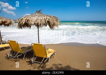 'COVID-19'. Le concept de plages fermées dans la période de verrouillage. Des chaises longues jaunes sans personnes sont en face de la mer. Banque D'Images
