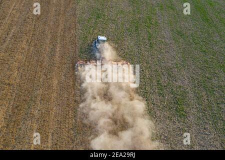 De grandes machines agricoles travaillent sur les champs ukrainiens, la culture des champs carpaliens avant de semer des cultures céréalières, les champs sont situés près du for Banque D'Images