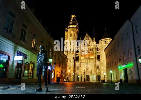 Illuminé la cathédrale Sainte-Elisabeth au bout d'une rue de la ville de Košice la nuit Banque D'Images