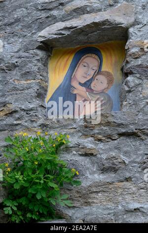 Sainte photo, Marie avec enfant, photo sur le mur de la maison, Sonogno, Valle Verzasca, Tessin, Suisse Banque D'Images