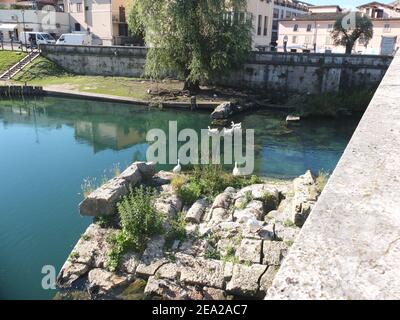 La rivière Velino et le pont romain sous la surface, Rieti, Latium, Italie Banque D'Images