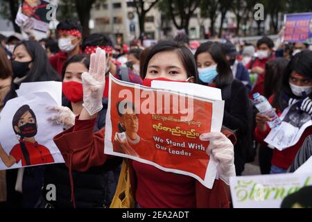 Un manifestant portant des gants et portant un écriteau rend hommage à trois doigts lors d'une manifestation contre un coup d'État militaire dans leur pays.des centaines de résidents du Myanmar au Japon sont descendus dans la rue pour réclamer la libération du dirigeant de la Ligue nationale pour la démocratie (NLD), Aung San Suu Kyi et d'autres les politiciens qui ont été détenus par l'armée. Banque D'Images