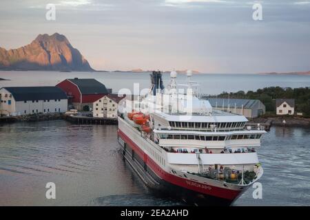 SVOLVAR/NORVÈGE - 2012 JUILLET 30 : départ du bateau de croisière Hurtigruten au coucher du soleil depuis le port de Svolvar, dans les îles Lofoten Banque D'Images