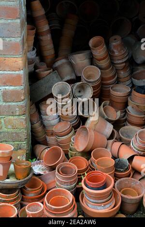 Des pots en argile empilés Banque D'Images