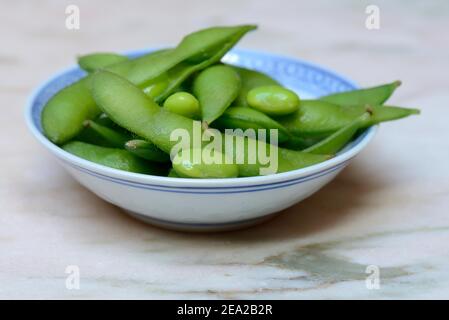 Edamame, fèves de soja non mûres cuites (Glycine max) dans un bol Banque D'Images