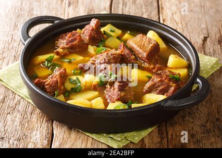 Pakistanais Aloo Gosht ou curry de viande et de pomme de terre dans la casserole sur la table. Horizontale Banque D'Images