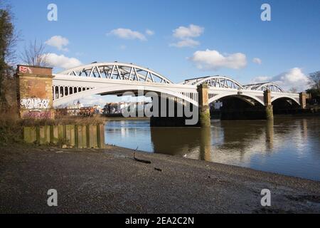 Le site du nouveau pont Thames Path au pont Barnes sur la Tamise, dans le sud-ouest de Londres, au Royaume-Uni Banque D'Images