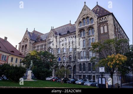 Place Bécsi kapu ter à Budapest, Hongrie - à cette adresse, vous pouvez voir le bâtiment historique qui abrite les Archives nationales de Hongrie. Banque D'Images