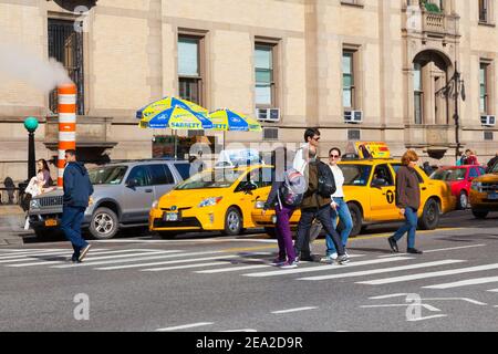 Quartier historique de Central Park West. Les gens traversent la route sur un zèbre sur fond de taxis jaunes. ÉTATS-UNIS, WASHINGTON DC - 15 OCTOBRE 2013 Banque D'Images