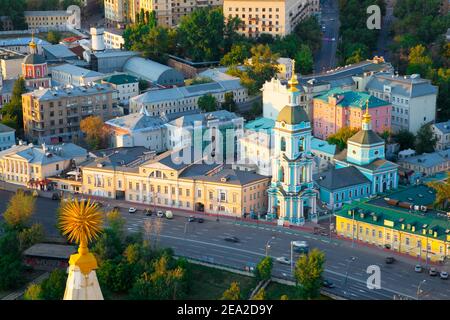 RUSSIE, MOSCOU : AOÛT 19,2011. Ustyinskaya Embankment au coucher du soleil. Vue aérienne du centre historique de Moscou au coucher du soleil Banque D'Images