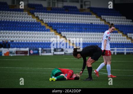 Coventry, Royaume-Uni. 07e février 2021. Georgia Stevens (#19 Coventry United) a été blessé pendant le match de championnat féminin FA entre Coventry United et Lewes à Butts Park Arena à Coventry, en Angleterre. Crédit: SPP Sport presse photo. /Alamy Live News Banque D'Images