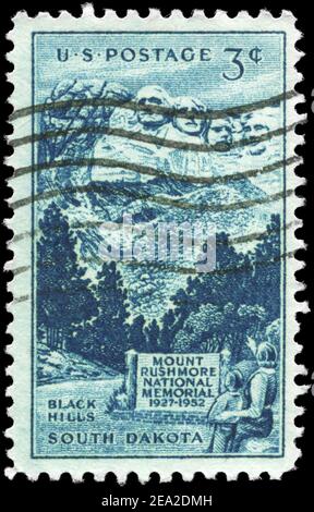 États-Unis - VERS 1952 : un timbre imprimé aux États-Unis montre des têtes sculptées sur le mont Rushmore, numéro du Mémorial national, vers 1952 Banque D'Images