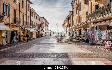 Bardolino sur le lac de Garde. Rue du célèbre village pittoresque. La ville est une destination de vacances populaire. Bardolino, province de Vérone, Italie Banque D'Images