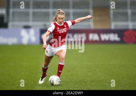 Borehamwood, Royaume-Uni. 07e février 2021. Le capitaine Leah Williamson (#6 Arsenal) contrôle le ballon (action) pendant le match de Super League féminin de FA entre Arsenal et Manchester City à Meadow Park à Borehamwood. Crédit: SPP Sport presse photo. /Alamy Live News Banque D'Images