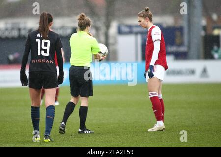 Borehamwood, Royaume-Uni. 07e février 2021. Vivianne Miedema (#11 Arsenal) parle à l'arbitre lors du match de Super League féminin de FA entre Arsenal et Manchester City à Meadow Park à Borehamwood. Crédit: SPP Sport presse photo. /Alamy Live News Banque D'Images