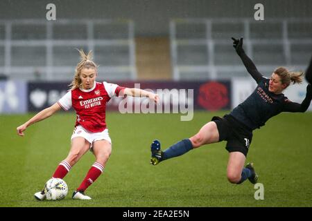 Borehamwood, Royaume-Uni. 07e février 2021. Le capitaine Leah Williamson (#6 Arsenal) contrôle le ballon (action) contre Ellen White (#18 Manchester City)) pendant le match de Super League féminin de FA entre Arsenal et Manchester City à Meadow Park à Borehamwood. Crédit: SPP Sport presse photo. /Alamy Live News Banque D'Images