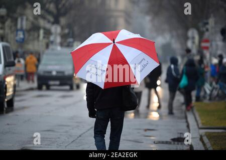 Vienne, Autriche. 07e février 2021. Une manifestation contre les mesures de Corona aura lieu à Maria-Theresien-Platz. Une démonstration qui n'a pas été enregistrée sera annoncée comme une « marche » par l'organisateur. Signez en disant « mettre fin aux mesures et observer la constitution ». Credit: Franz PERC / Alamy Live News Banque D'Images