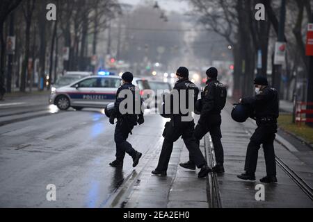 Vienne, Autriche. 07e février 2021. Une manifestation contre les mesures de Corona aura lieu à Maria-Theresien-Platz. Une démonstration qui n'a pas été enregistrée sera annoncée comme une « marche » par l'organisateur. Credit: Franz PERC / Alamy Live News Banque D'Images