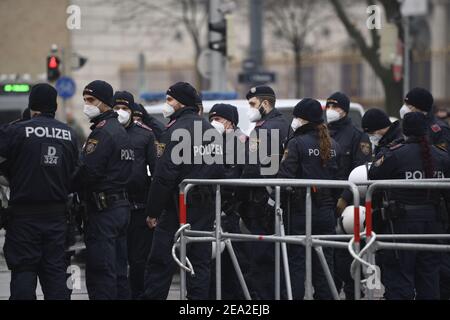 Vienne, Autriche. 07e février 2021. Une manifestation contre les mesures de Corona aura lieu à Maria-Theresien-Platz. Une démonstration qui n'a pas été enregistrée sera annoncée comme une « marche » par l'organisateur. Credit: Franz PERC / Alamy Live News Banque D'Images