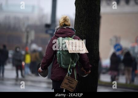 Vienne, Autriche. 07e février 2021. Une manifestation contre les mesures de Corona aura lieu à Maria-Theresien-Platz. Une démonstration qui n'a pas été enregistrée sera annoncée comme une « marche » par l'organisateur. Signez en disant « Amour, paix, liberté et liberté d'expression au lieu de censure ». Credit: Franz PERC / Alamy Live News Banque D'Images