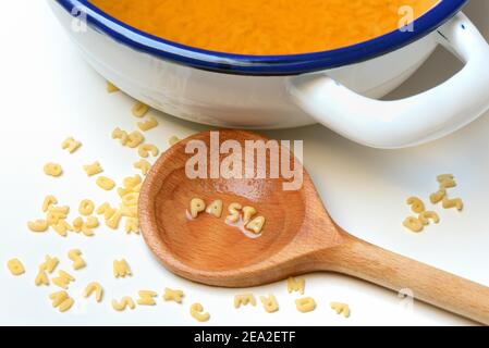 Cuillère de cuisson avec nouilles et soupe à l'alphabet, pâtes Banque D'Images