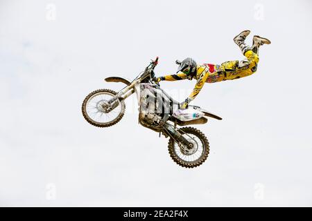 Motocross cavalier sautant devant le ciel nuageux, Biberach, Bade-Wurtemberg, Allemagne Banque D'Images