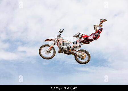 Motocross cavalier sautant devant le ciel nuageux, Biberach, Bade-Wurtemberg, Allemagne Banque D'Images