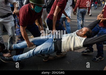 Kolkata, Inde. 06e février 2021. (2/6/2021) les membres du Parti du Congrès protestent contre les récentes réformes agricoles du gouvernement central à Kolkata, en Inde . (Photo de Sudipta Das/Pacific Press/Sipa USA) crédit: SIPA USA/Alay Live News Banque D'Images