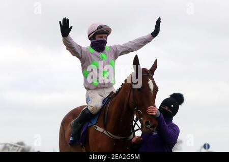 Le monkfish et le jockey Paul Townend fêtent la victoire du Flocas Novice Chase lors du deuxième jour du Dublin Racing Festival à l'hippodrome de Leopardstown. Date de la photo: Dimanche 7 février 2021. Banque D'Images