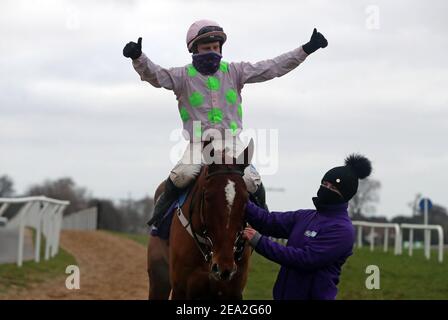 Le monkfish et le jockey Paul Townend fêtent la victoire du Flocas Novice Chase lors du deuxième jour du Dublin Racing Festival à l'hippodrome de Leopardstown. Date de la photo: Dimanche 7 février 2021. Banque D'Images