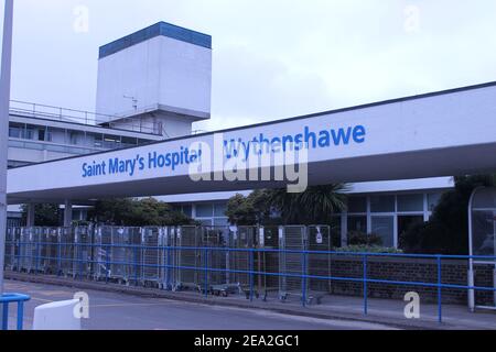 Hôpital Saint Mary's entrée arrière de Wythenshawe à la recherche sur l'éducation centre avec cages à linge en métal à l'extérieur Banque D'Images