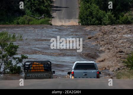 Les véhicules ne peuvent pas passer par-dessus le pont parce que le pont est sous l'eau Banque D'Images