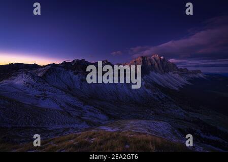 Les parois rocheuses enneigées et les falaises des sommets Geisler des montagnes Puez-Odle avec des glossines brillent à l'aube, Dolomites, Tyrol du Sud, Italie Banque D'Images