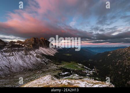 Nuages, falaises et sommets des montagnes Puez-Odle dans le crépuscule rouge au lever du soleil aux Dolomites, vallée de Villnöß, Sout Tyrol, Italie Banque D'Images