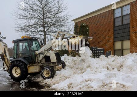 Parking pour voitures de nettoyage de neige blizzard rue fond neige hiver Banque D'Images