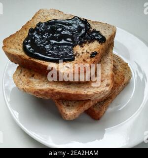 Délicieux toasts au chocolat pour le petit déjeuner avant le café, toasts sur une assiette blanche, pain séché sur fond blanc.2021 Banque D'Images