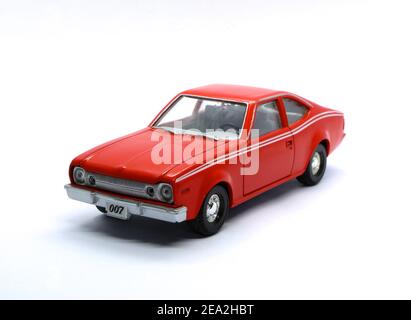 Photo d'un mannequin Red AMC Hornet Corgi du film Roger Moore James Bond 007 Man with the Golden Gun 1974 vue des trois quarts avant Banque D'Images