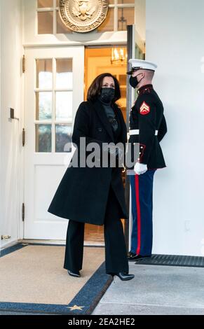 Une sentinelle marine américaine tient la porte ouverte du vice-président Kamala Harris lorsqu'elle quitte l'entrée du hall de l'aile ouest de la Maison Blanche le 22 janvier 2021 à Washington, D.C. Banque D'Images