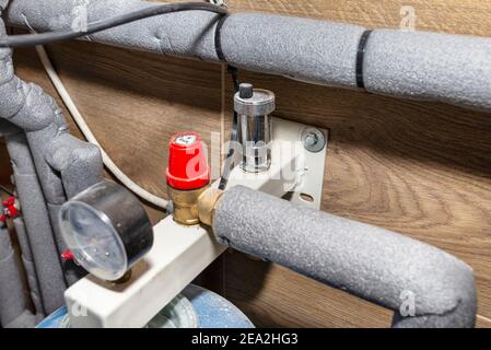 Vase d'expansion protégeant contre la pression dans une chaufferie moderne bordée de carreaux de céramique pour le gaz naturel. Banque D'Images