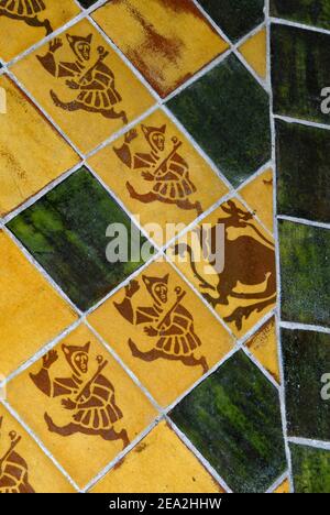 Des tuiles incrustées ou encastistiques créées en 1996 pour repeindre une des chapelles de la Cathédrale notre-Dame de Laon, Aisne, hauts-de-France, ont été décorées de dessins historiques trouvés ailleurs dans la cathédrale, ainsi que dans les abbayes anciens de Laon et de Soissons. Leurs homologues médiévaux, les tuiles encastitiques originales incrustées de symboles héraldiques, survivent ailleurs dans le pavé de la cathédrale, bien que beaucoup soient aujourd'hui très usées. La cathédrale de Laon a été construite dans le style gothique français au début des siècles 12th et 13th. Banque D'Images