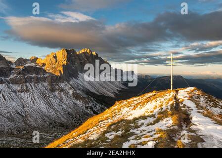 Sommet de la croix de Zendleser Kofel et vue sur les montagnes de Puez-Odle dans les Dolomites en automne sous le soleil du matin, Tyrol du Sud, Italie Banque D'Images
