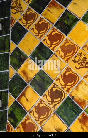 Les tuiles incrustées encaustiques créées en 1996 pour repeindre l'une des chapelles de la Cathédrale notre-Dame de Laon, Aisne, hauts-de-France, ont été décorées de dessins historiques trouvés ailleurs dans la cathédrale, ainsi que dans les abbayes anciens de Laon et de Soissons. Leurs homologues médiévaux, les tuiles encastitiques originales incrustées de symboles héraldiques, survivent ailleurs dans le pavé de la cathédrale, bien que beaucoup soient aujourd'hui très usées. La cathédrale de Laon a été construite dans le style gothique français au début des siècles 12th et 13th. Banque D'Images