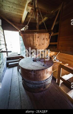 Meules en bois à l'intérieur du moulin à farine historique dans la vallée du moulin du village de Cammill, Dolomites du Tyrol du Sud, Italie Banque D'Images