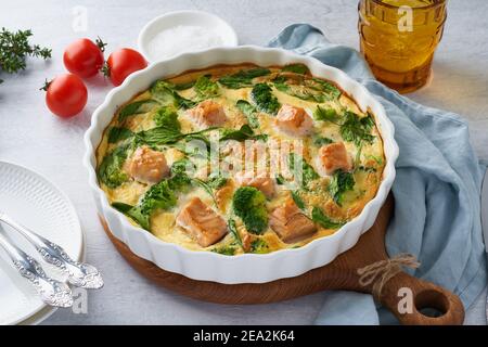 Frittata à base d'œufs, omelette au saumon, brocoli et épinards. Quiche sans poussière avec œufs Banque D'Images