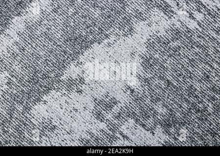 Détail d'un tapis gris à deux tons avec lignes diagonales et motif abstrait. Banque D'Images