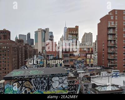 New York City, États-Unis - décembre 27 2020 : paysage urbain du bas de Manhattan avec des bâtiments couverts de graffiti et des gratte-ciels modernes en arrière-plan Banque D'Images