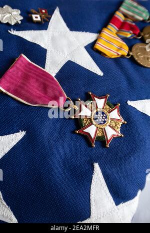 Un vétéran des États-Unis a plié le drapeau commémoratif avec des médailles de la seconde Guerre mondiale Banque D'Images