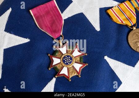 Un vétéran des États-Unis a plié le drapeau commémoratif avec des médailles de la seconde Guerre mondiale Banque D'Images
