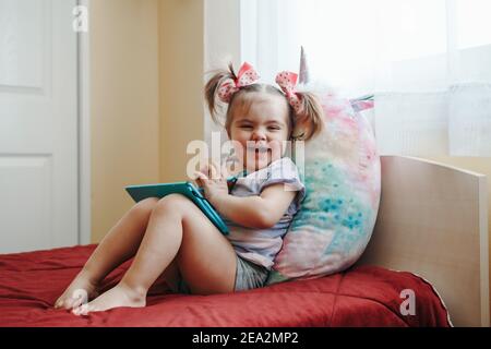 Drole Mignon Petit Sourire Bebe Fille Dessin Avec Stylet Sur Tablette Numerique Dessin Petit Enfant Utilisant La Technologie Developpement De L Education De Jeune Age Photo Stock Alamy Drole Mignon Petit Sourire Bebe Fille Dessin Avec Stylet Sur Tablette Numerique Dessin Petit Enfant Utilisant La Technologie Developpement De L Education De Jeune Age Photo Stock Alamy